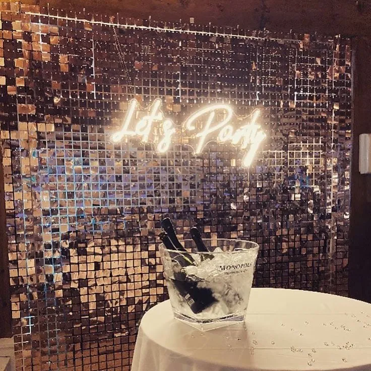 Neon Schild "Lets Party"