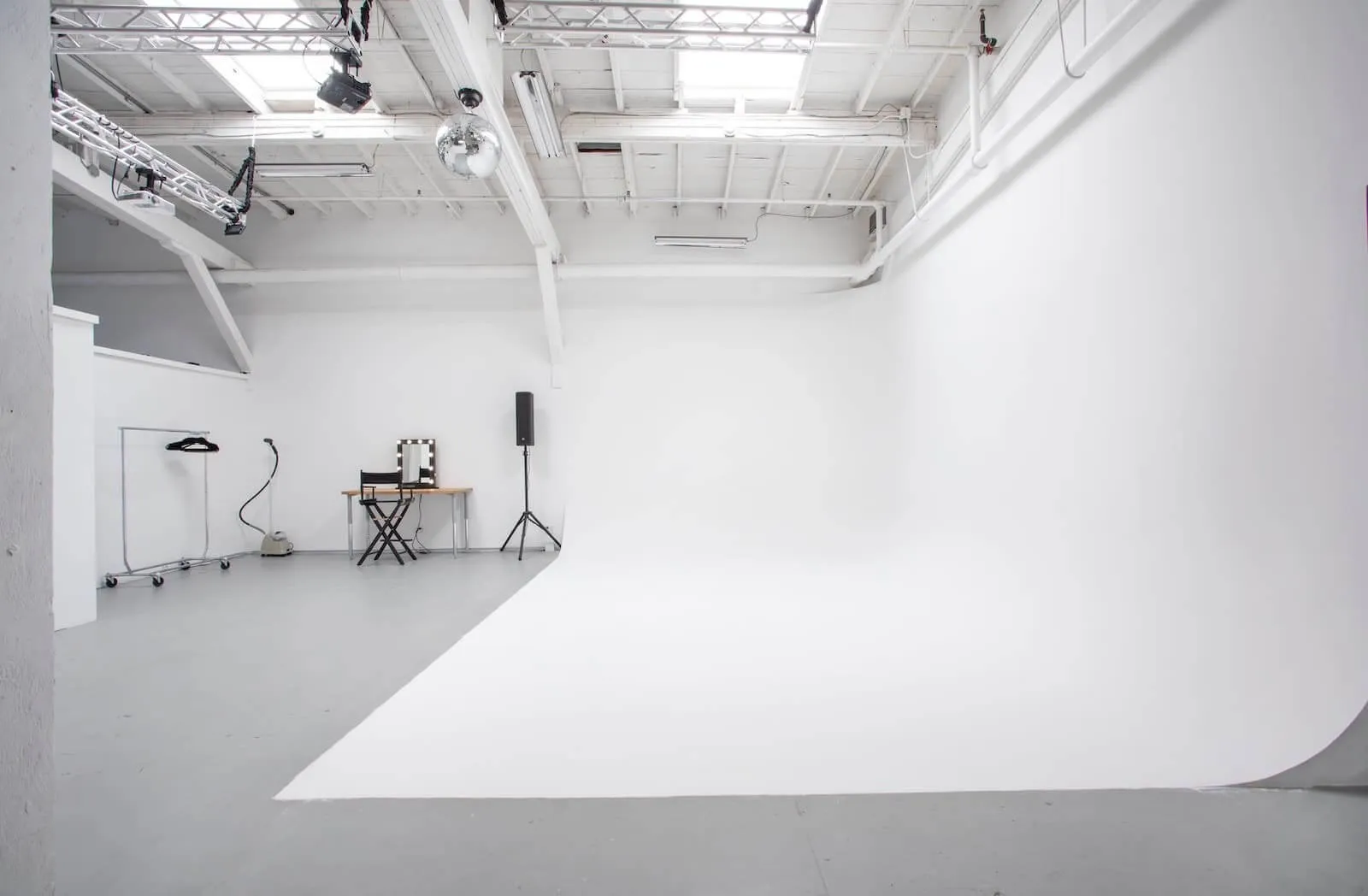  Location Studio 1 90m² dès 8 pers. option sol blanc cyclo