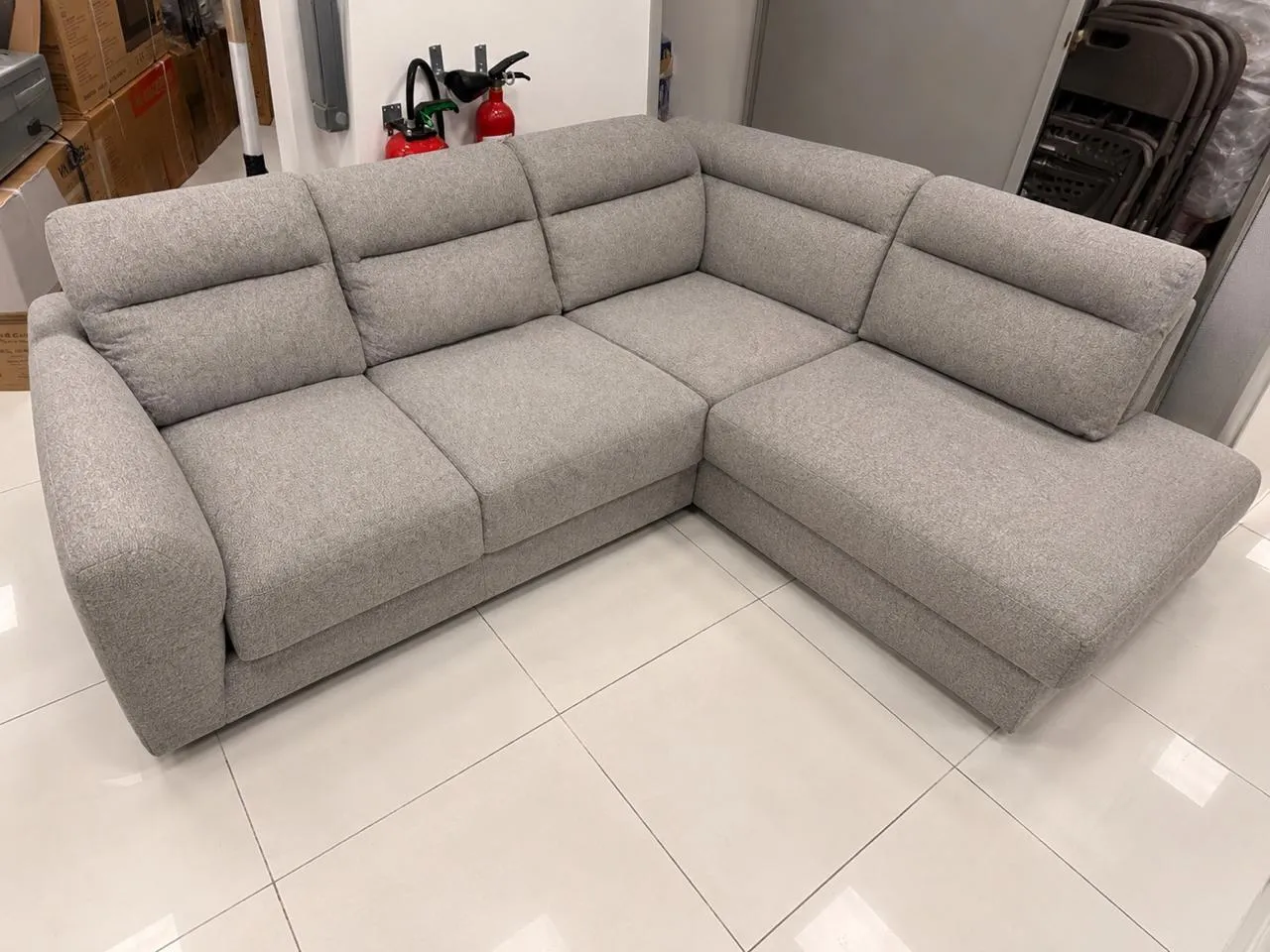 Canapé d'angle 5 places en tissu gris clair