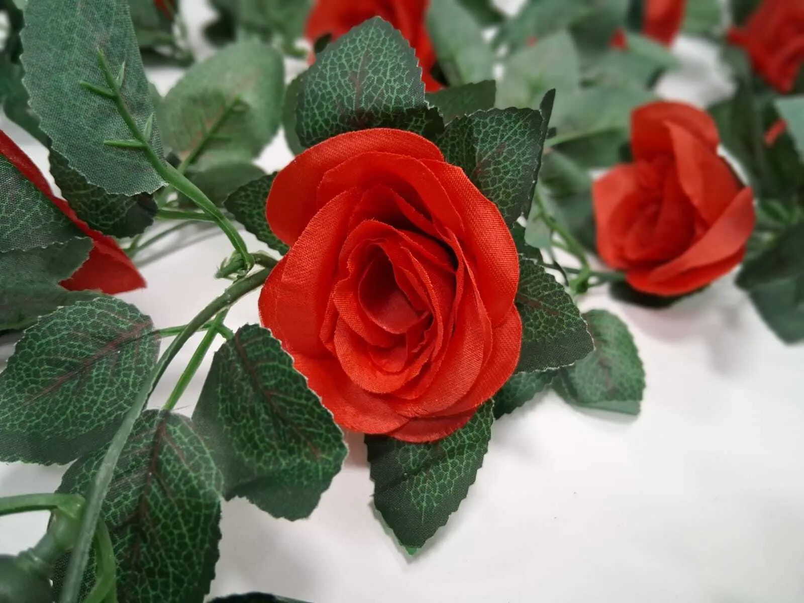 Guirlande de roses rouges artificielles - 5.60 M