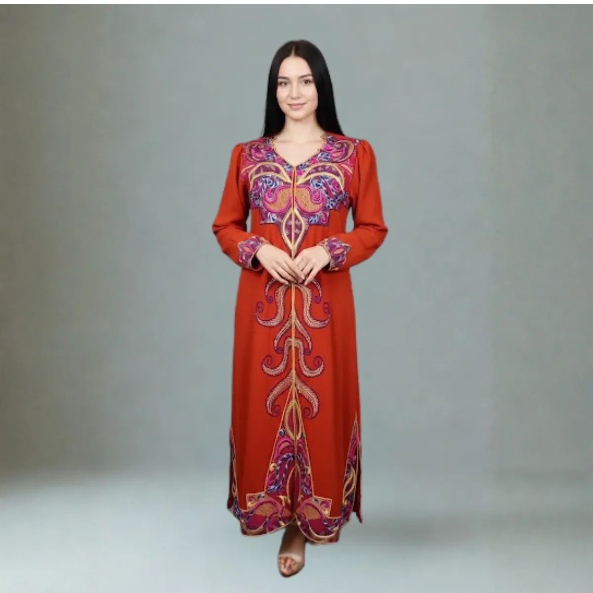 Sultono rūmų dama (tradicinė arabų kraštų dželaba)