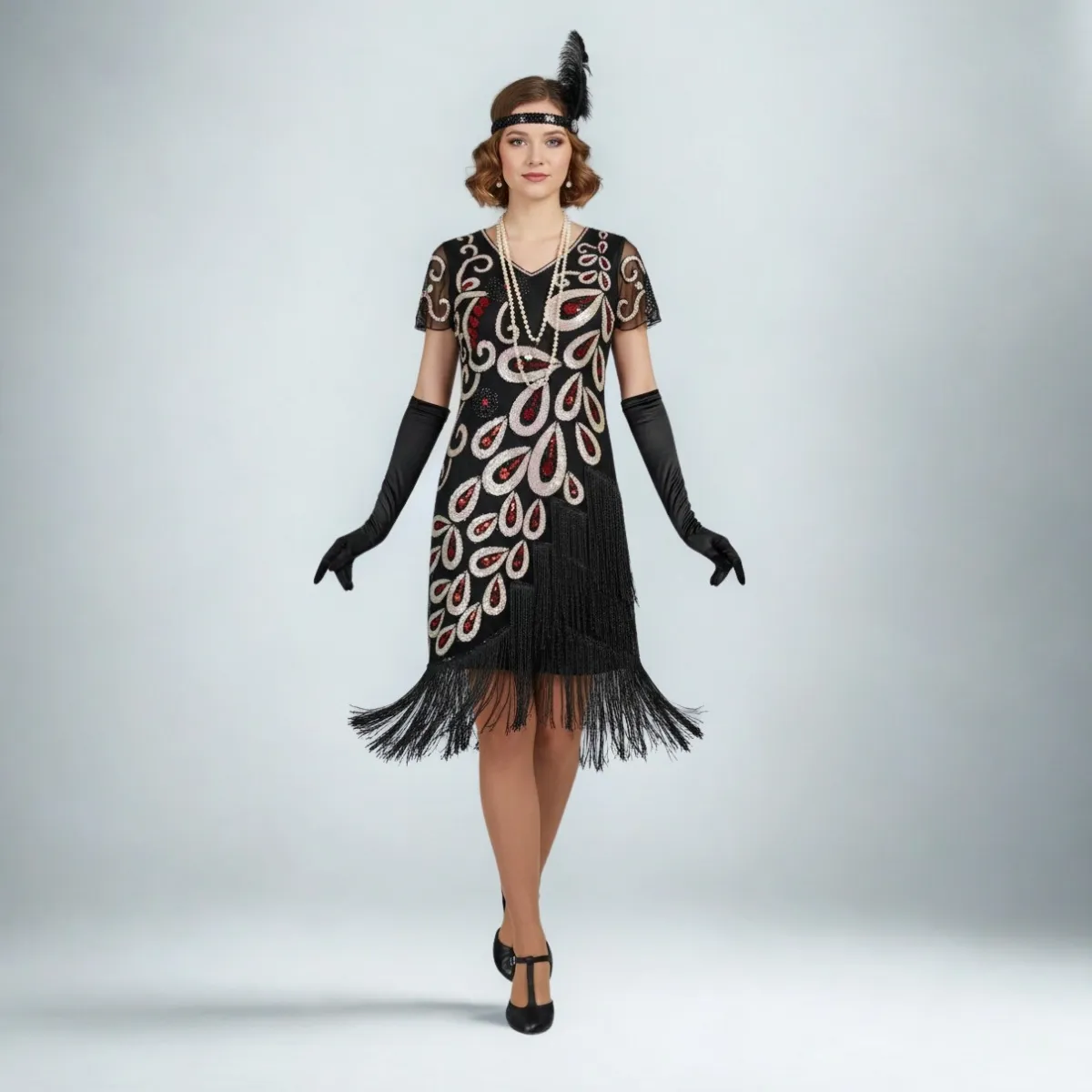 Juoda retro stiliaus suknelė su povo plunksnų motyvais