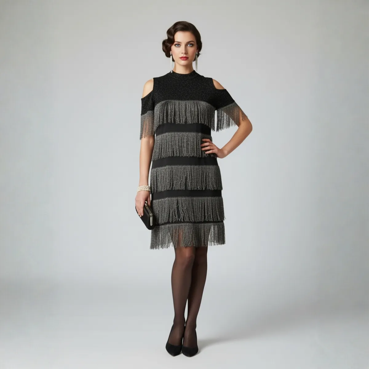 Juoda retro suknelė su sidabriniais kutais