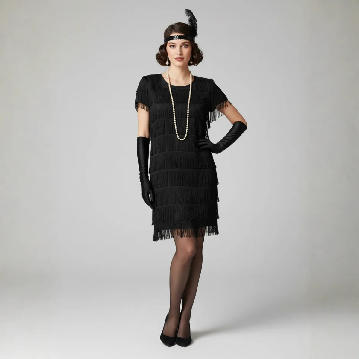 Juoda suknelė su kutais