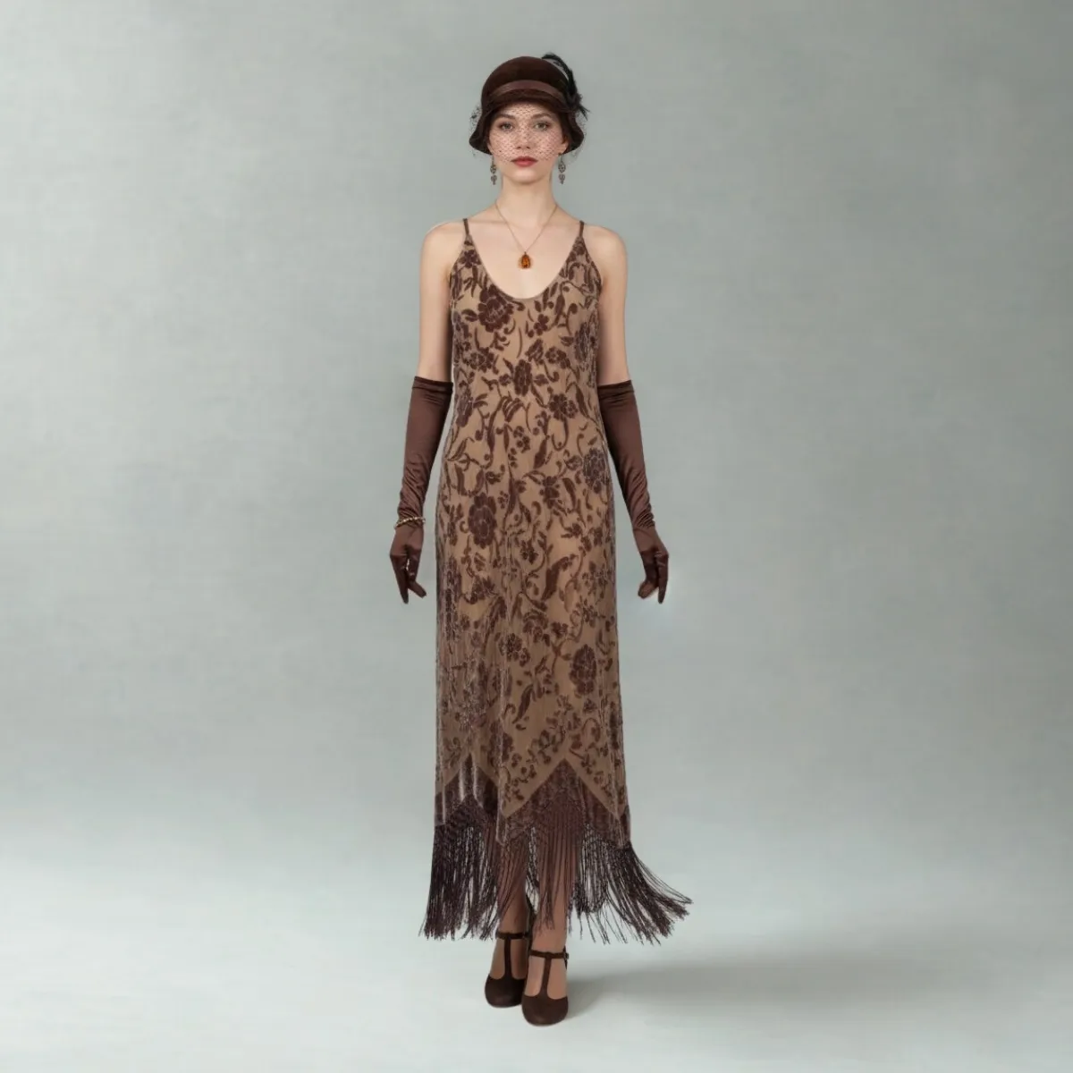 Šviesiai rusva ilga retro suknelė su kutais