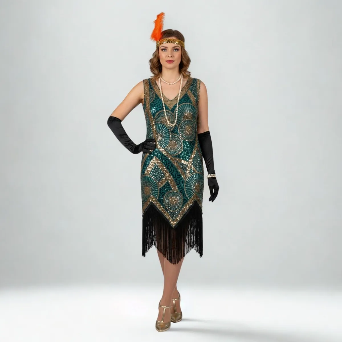 Smaragdinė retro stiliaus suknelė su auksiniais žvyneliais ir kutais