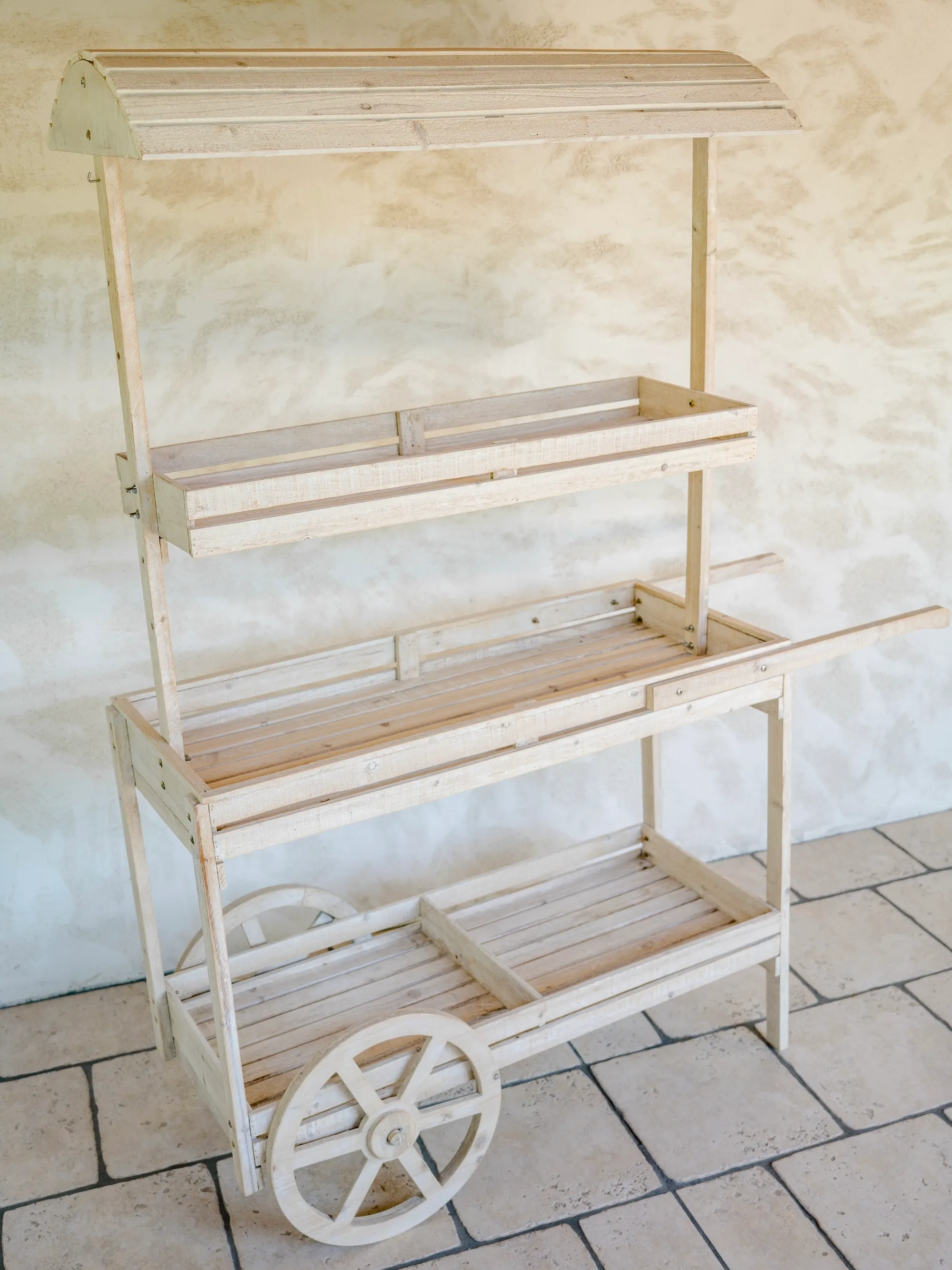 CHARRETTE EN BOIS BLANCHI | Candy bar, bar à fleurs, aromates & boissons