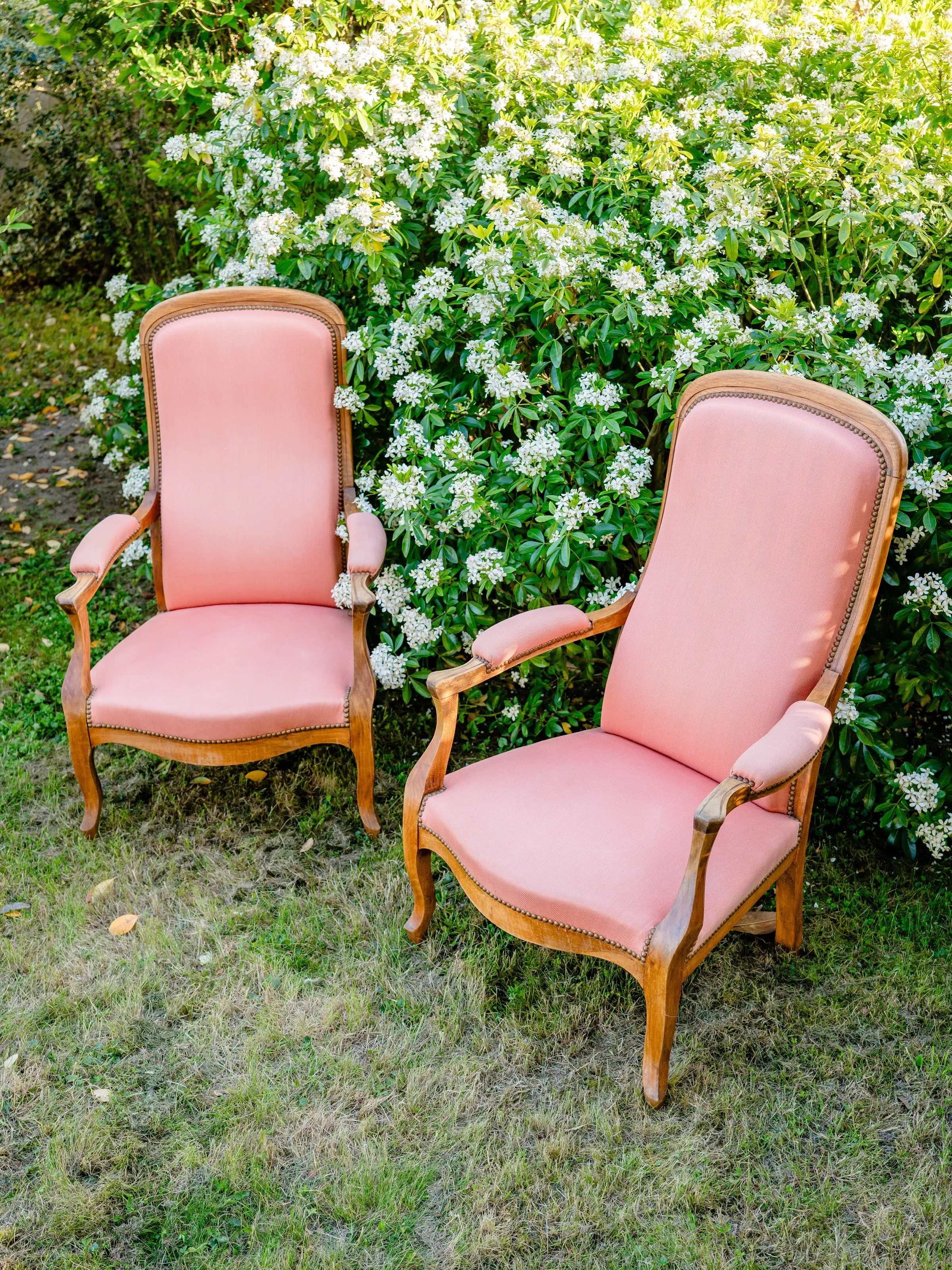 PAIRE DE FAUTEUILS - STYLE LOUIS XV | Bois & Tissu Pêche-Rosé