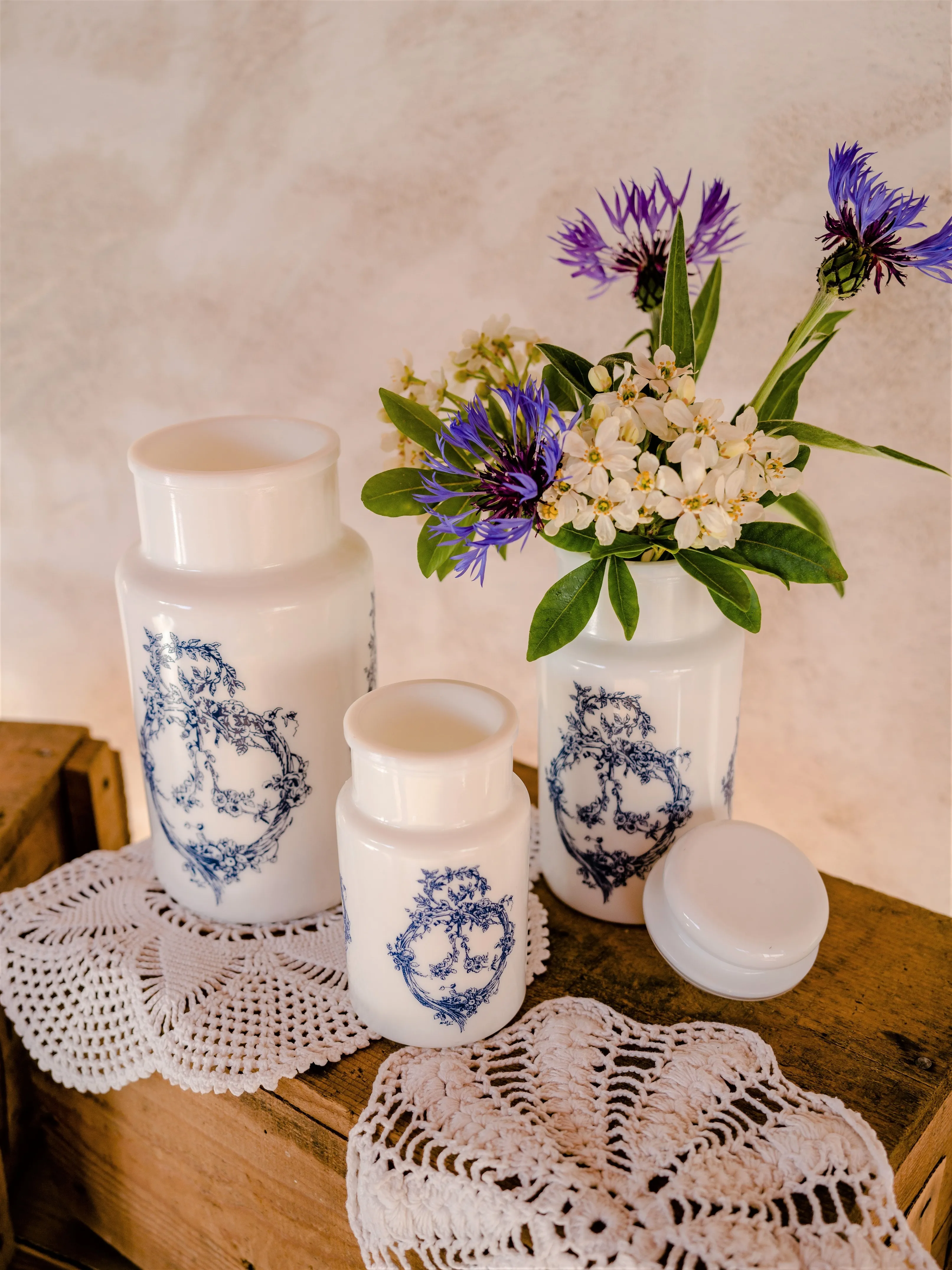 VASE | POTS D’APOTHICAIRE | Verre opale décors bleus