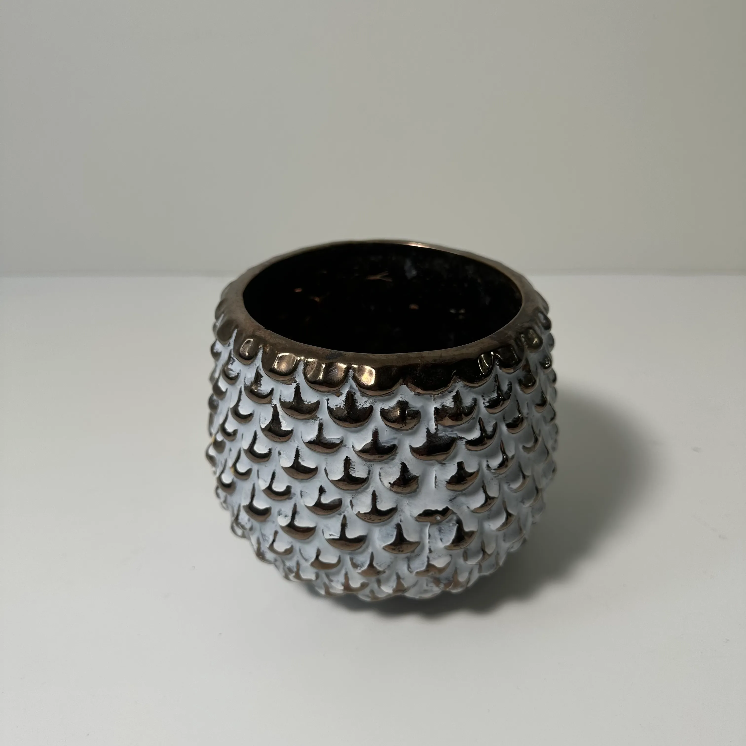 Plant Pot - Scale Finish 