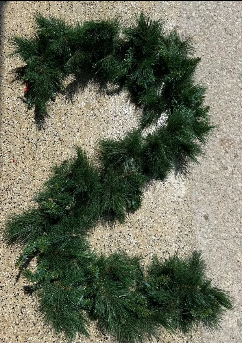 Garland - Green with Pinecones - 9'