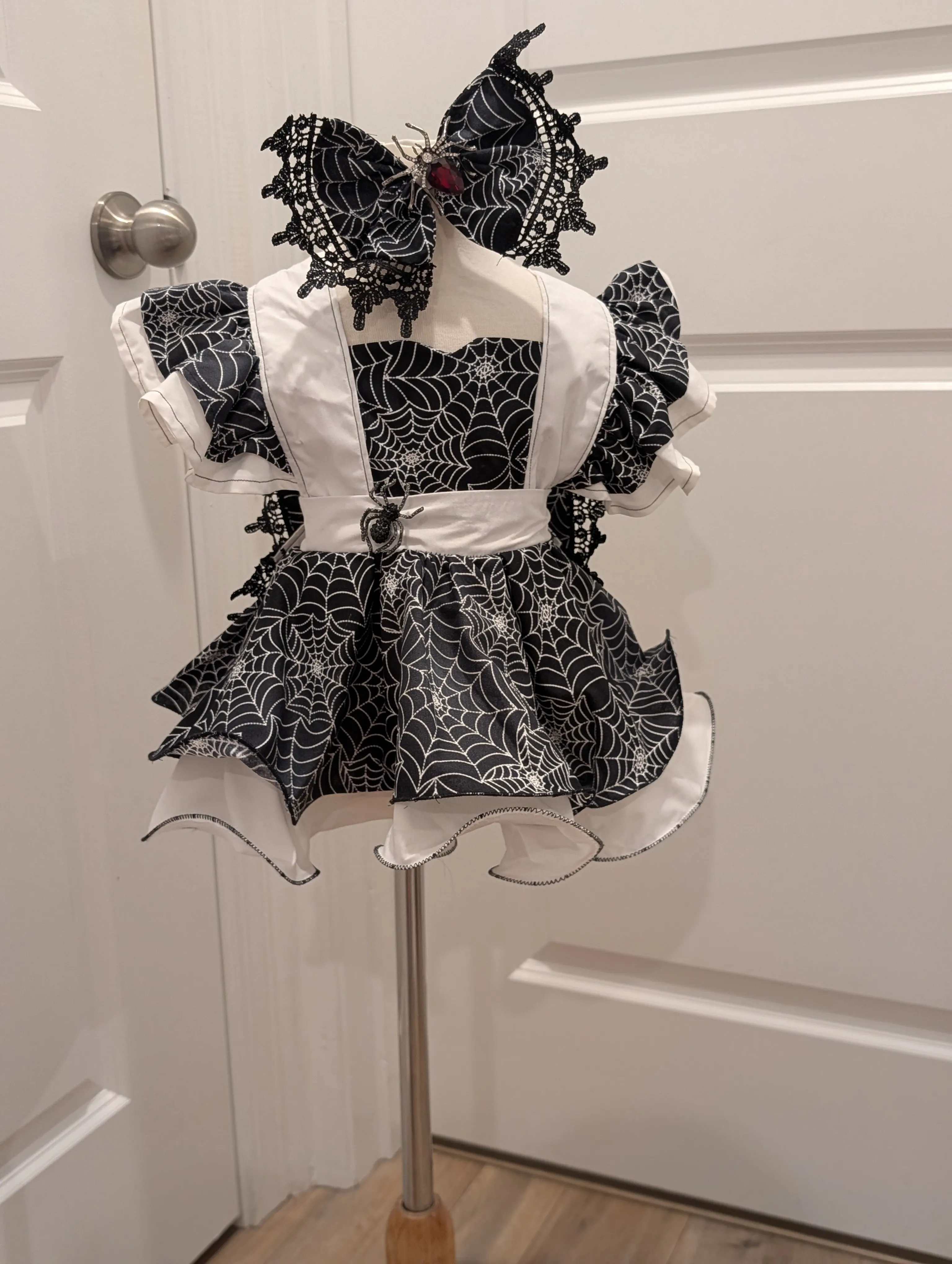 Black and White Spider Casual 