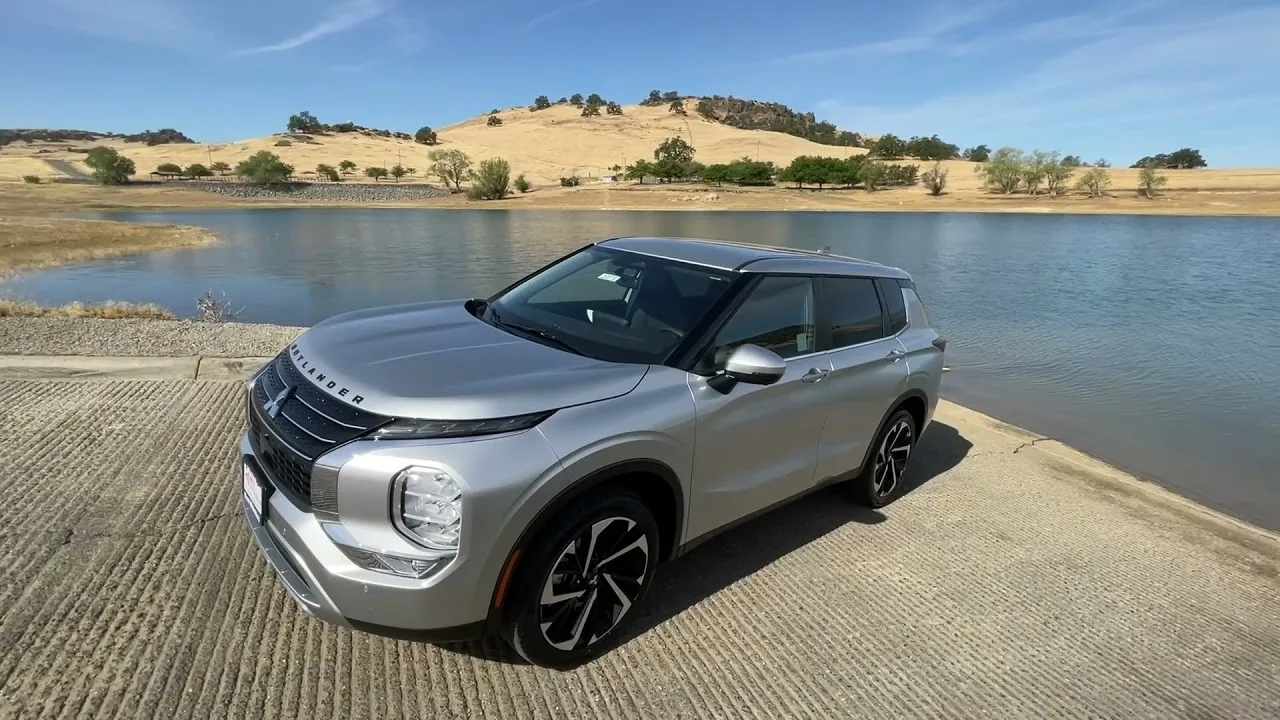 Mitsubishi Outlander 2022 (Silver)