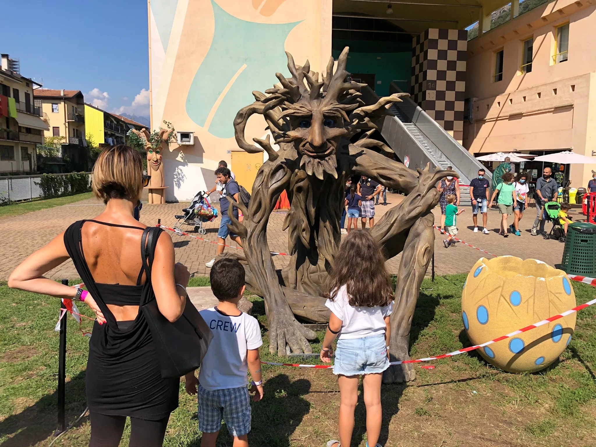 Alberi parlanti e draghi animatronici collection image