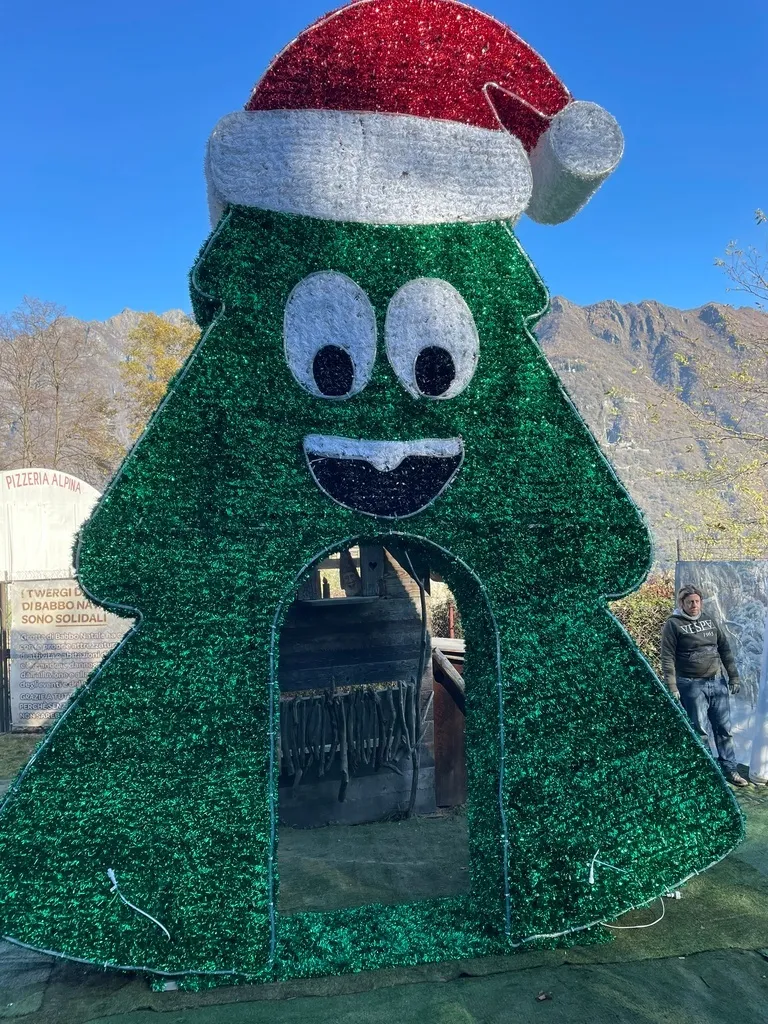 Grandiosa installazione natalizia con albero di Natale sorridente cm 350x470x50