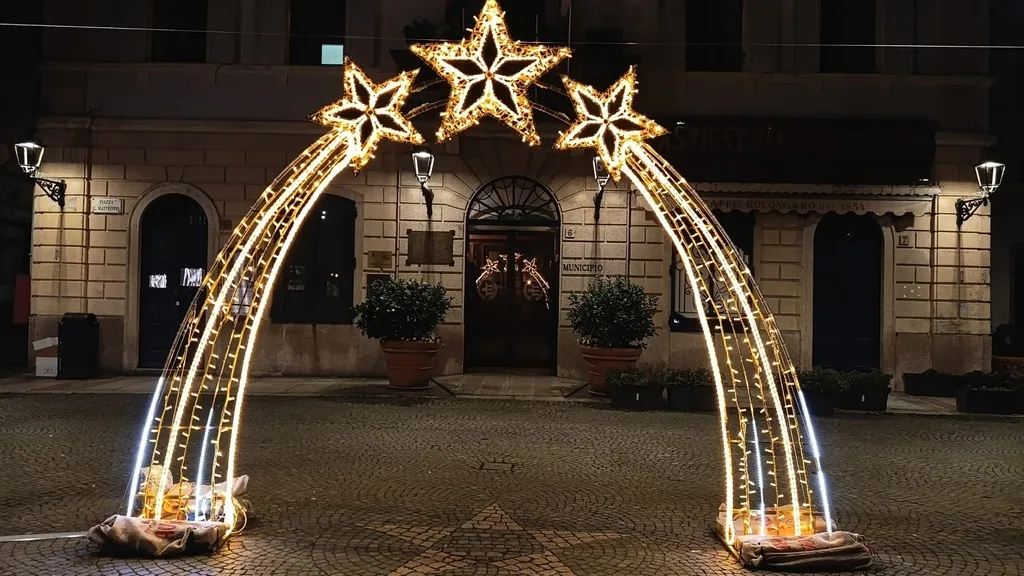 Arco natalizio a tema stelle cm. 430x335 a noleggio