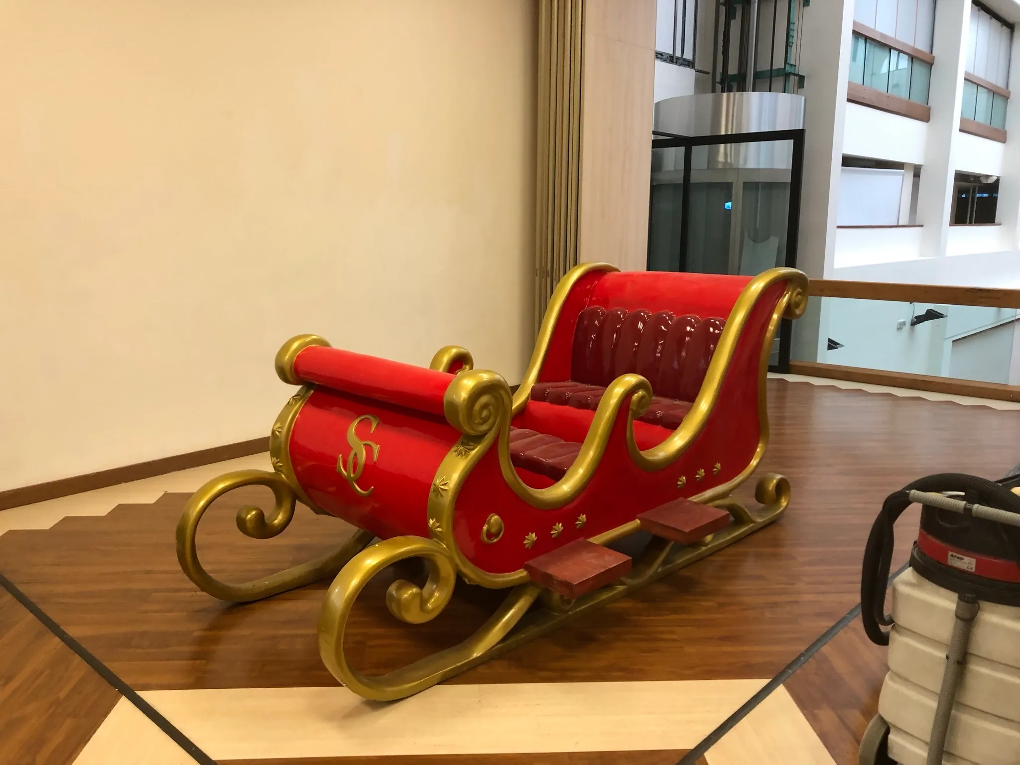 Noleggia grande slitta di Babbo Natale 300 cm vetroresina 