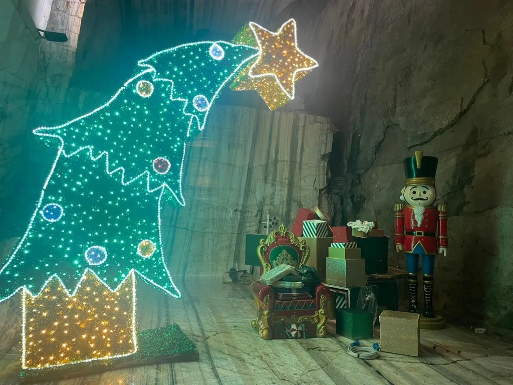 Grandiosa installazione natalizia con albero di Natale e stella cm 350x450x100