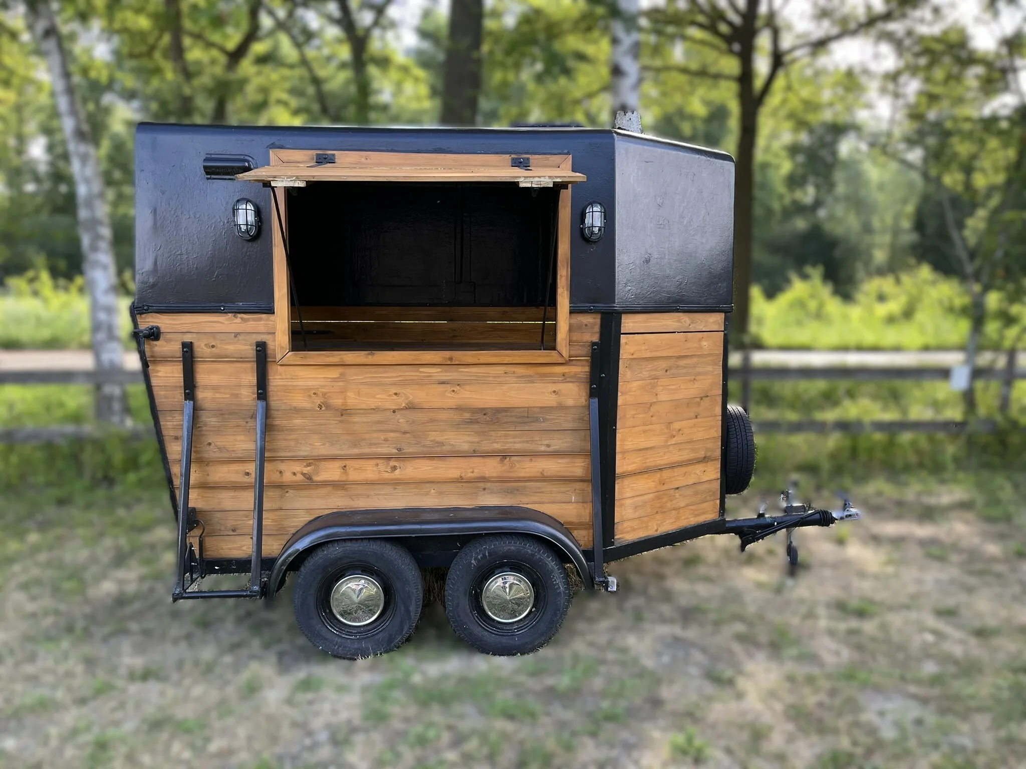 Bartrailer met glaswerk