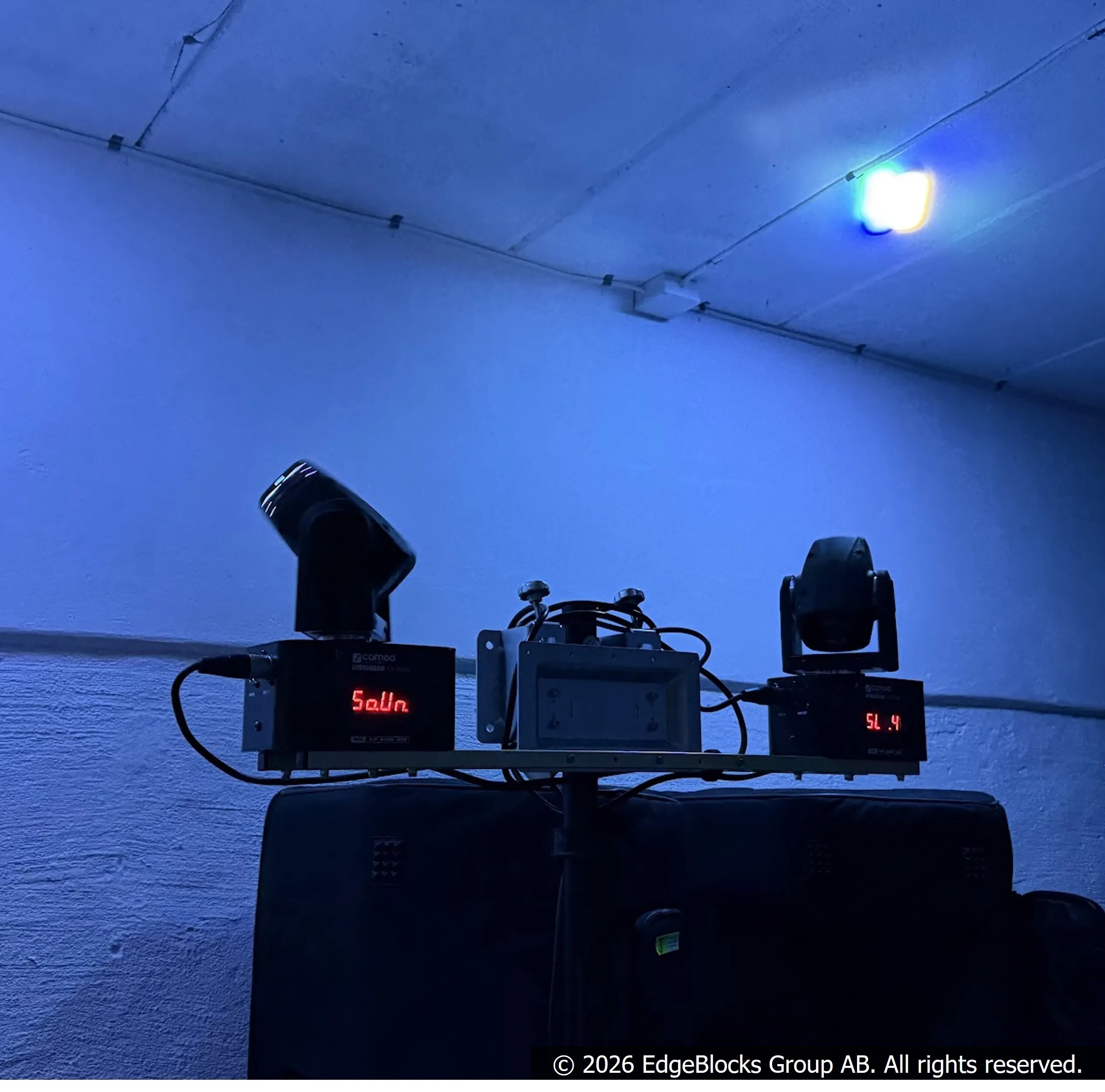 Cameo HydraBeam 100 RGBW Moving Head 2st med stativ