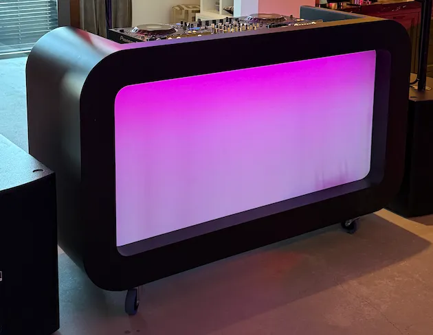 Verhuur: DJ Booth zwart curved