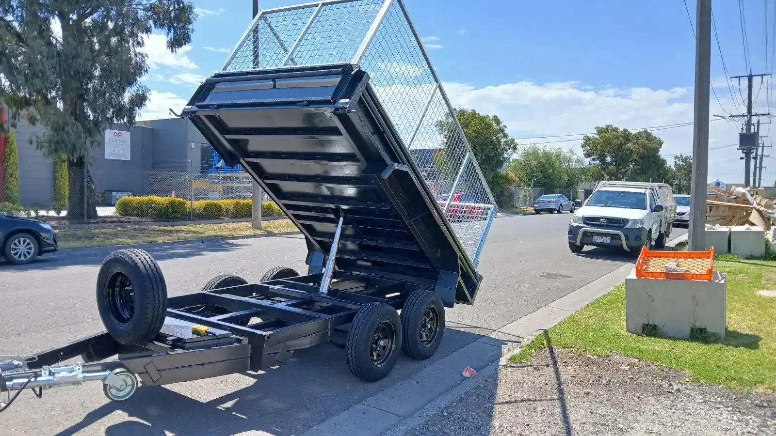 10 x 5 Hydraulic Tipper Trailer with Cage & Ramps