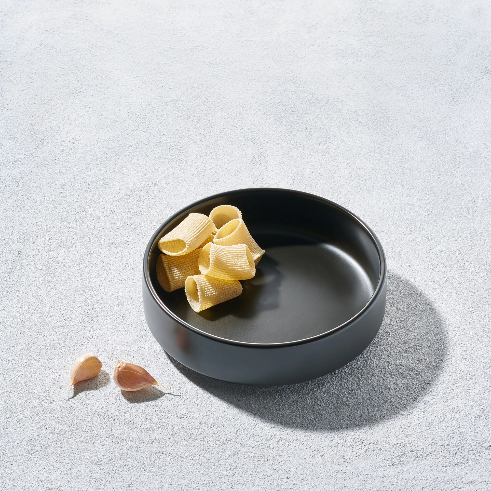 RD111 :: 8" Black Matte Modern Salad Bowl with 2" Rim