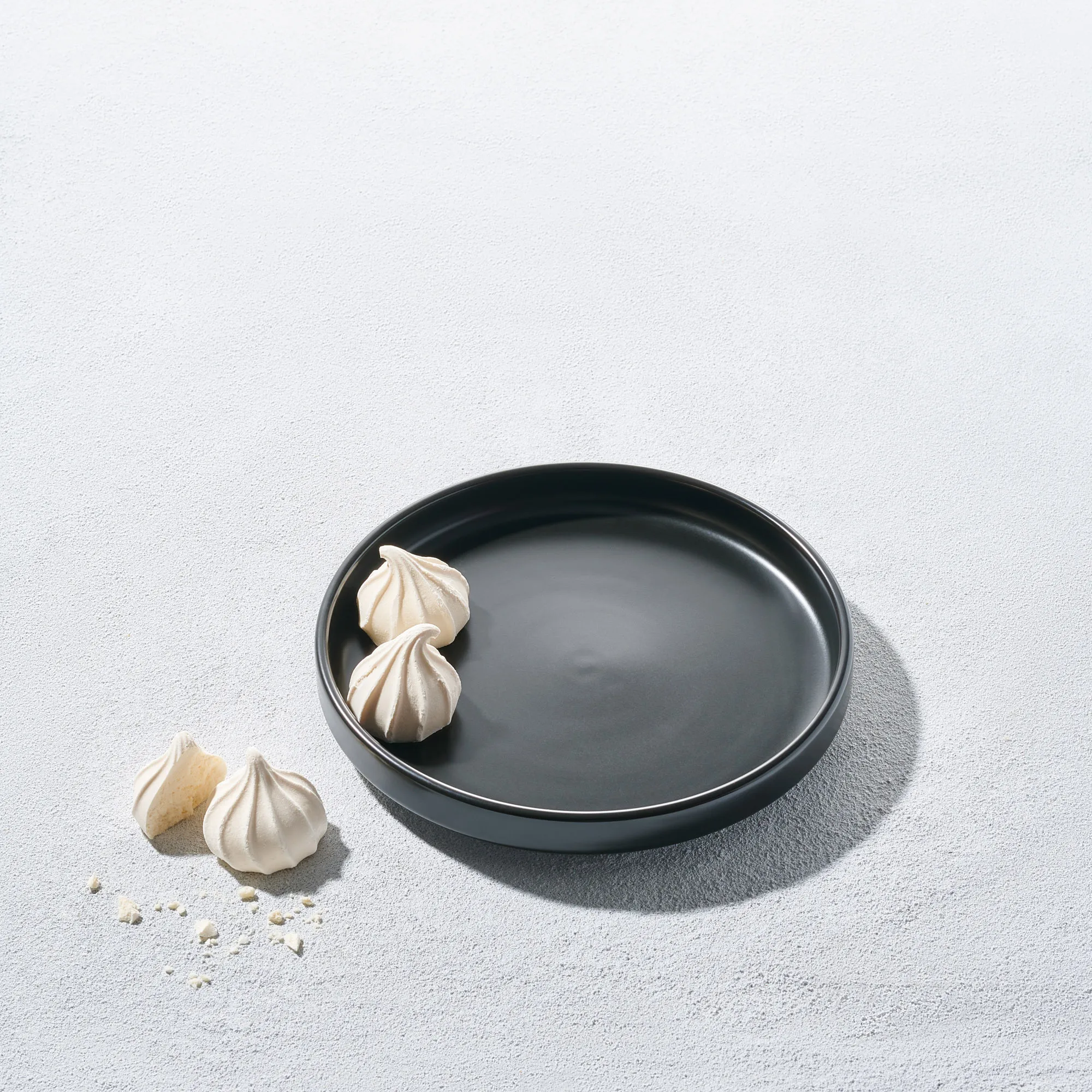 RD110 :: Black Matte Modern Rimmed Plate 8"