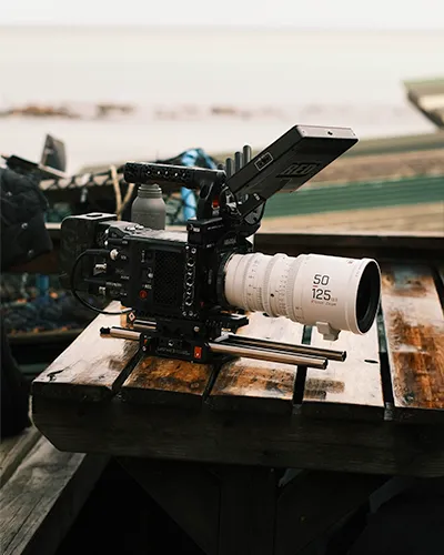 CAMERAS & LENSES