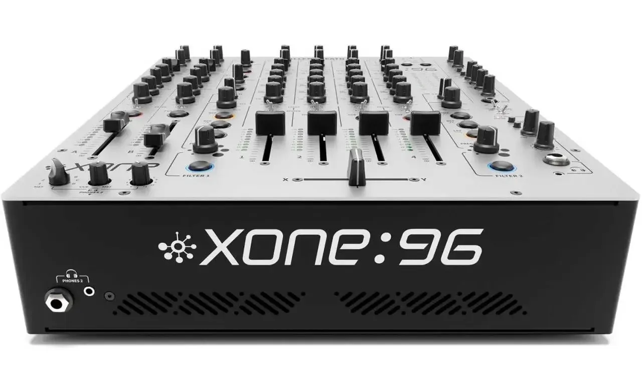 Allen & Heath XONE 96 DJ Mixer mieten Berlin. Analoger 6-Kanal Club-Mixer mit Dual-Soundkarte für Profi-Events.