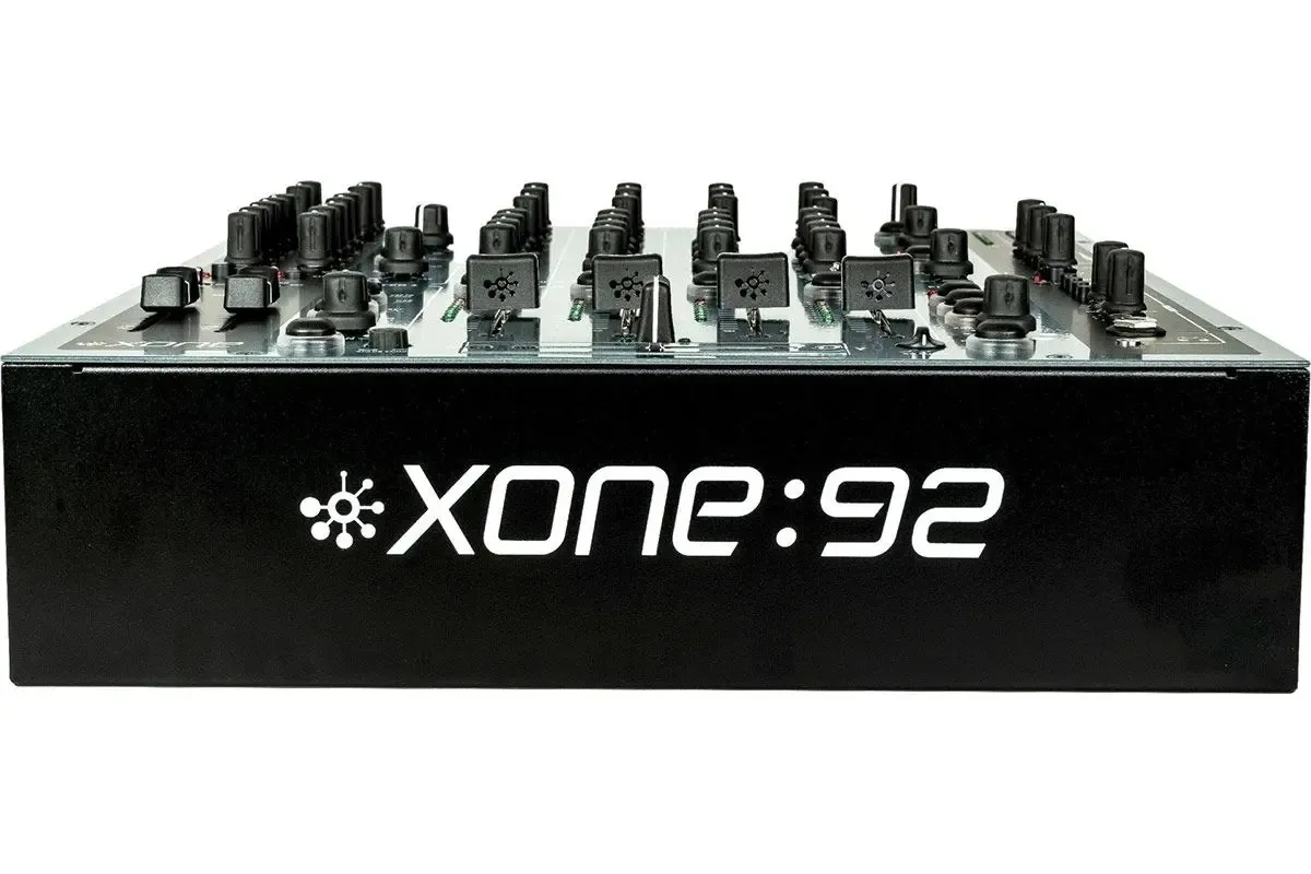 Allen & Heath XONE 92 DJ Mixer mieten Berlin. Legendärer analoger 4-Kanal Club-Mixer mit VCF-Filtern für Profi-DJs.