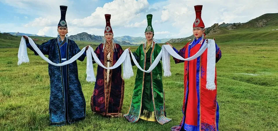 Монгол үндэсний хувцас