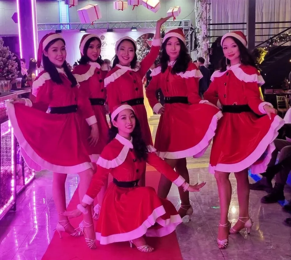 5-05 санта охин хар бүс нөмрөгтэй