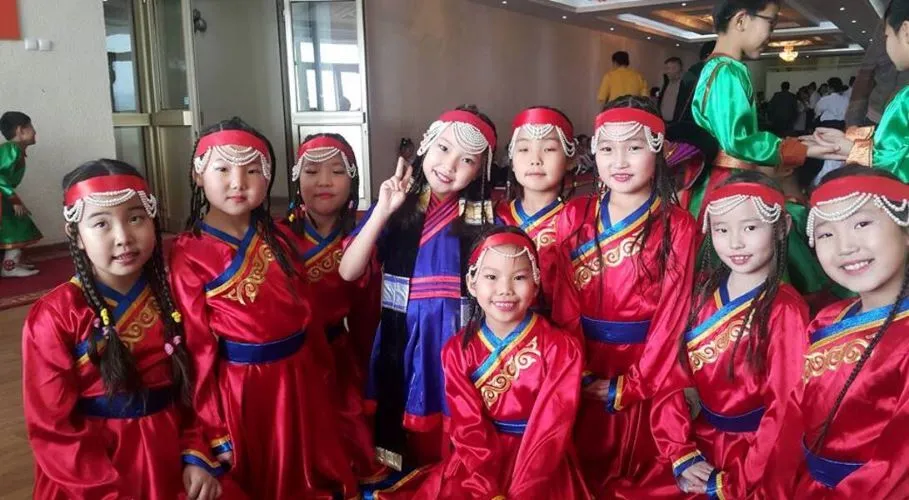 9-04 Монгол дээл, улаан угалзан биелгээ