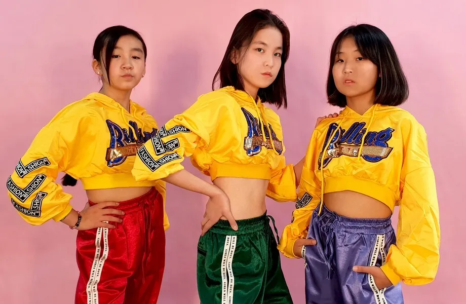 13-12 чөлөөт бүжиг шар, өнгийн өмдтэй эм