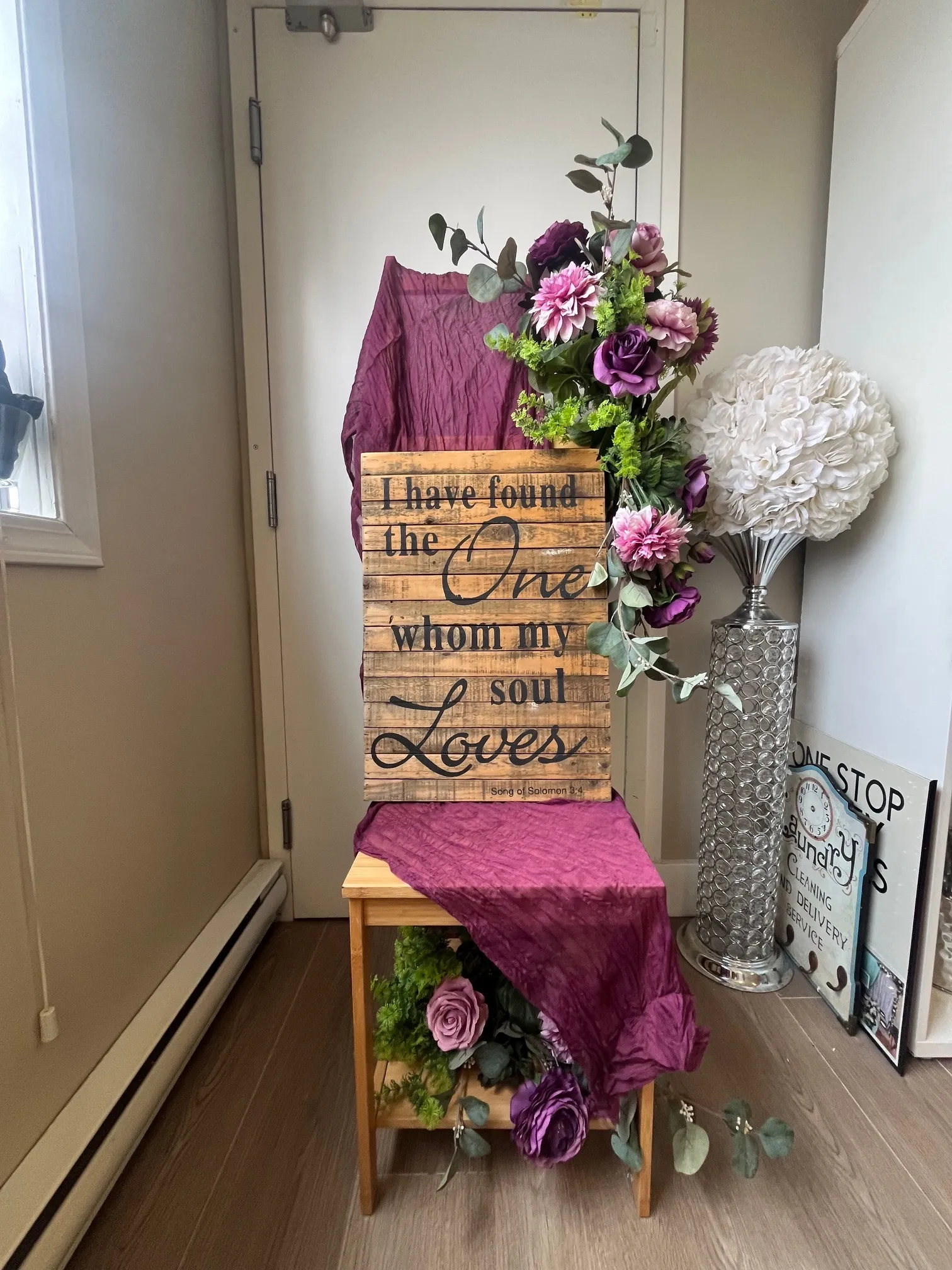 Rustic Accent Chair Décor Stand