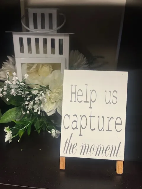 Sign Easel Help capture the moment - Small