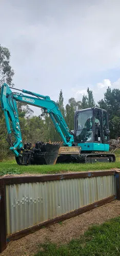 EXCAVATOR WITH TILT HITCH - 5.5T
