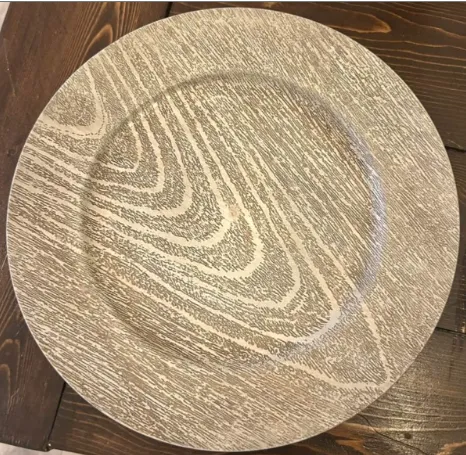 Ddecorative charger plate with a wood grain pattern