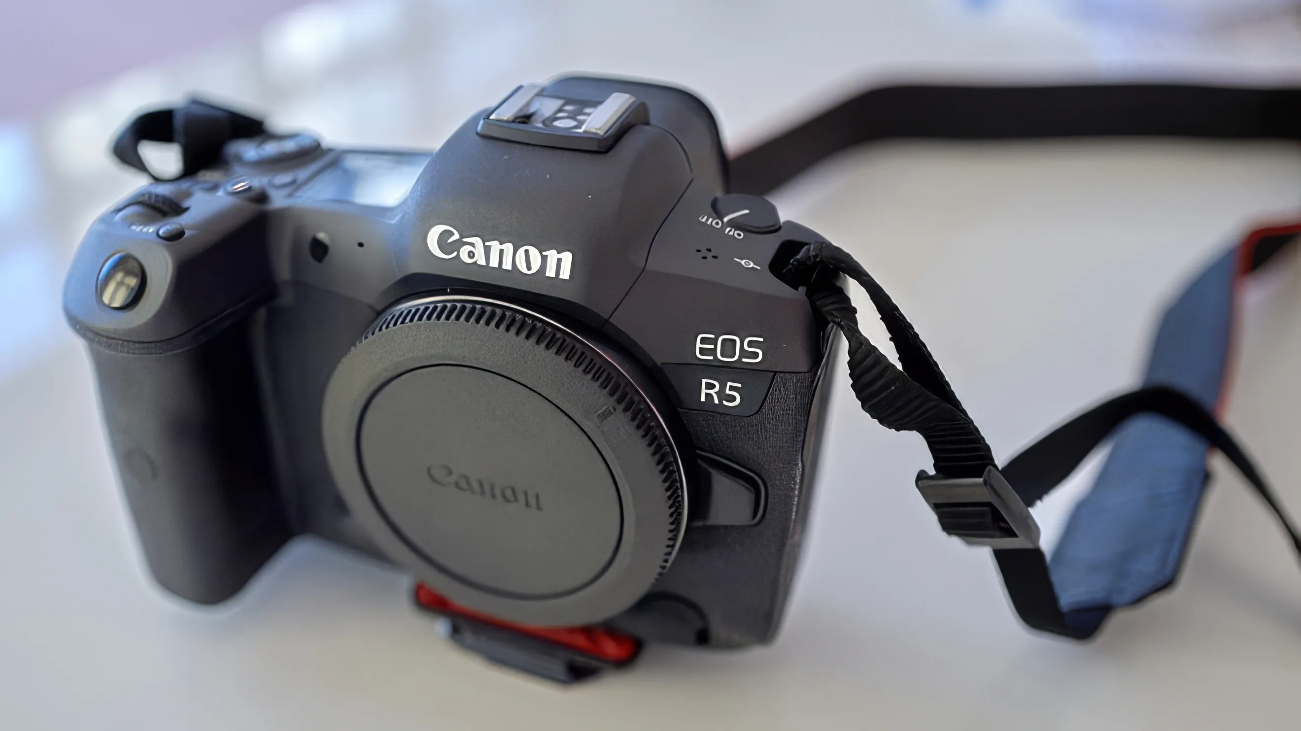 Canon EOS R5 Mirrorless Camera - Professional 8K Video & 45MP Photography