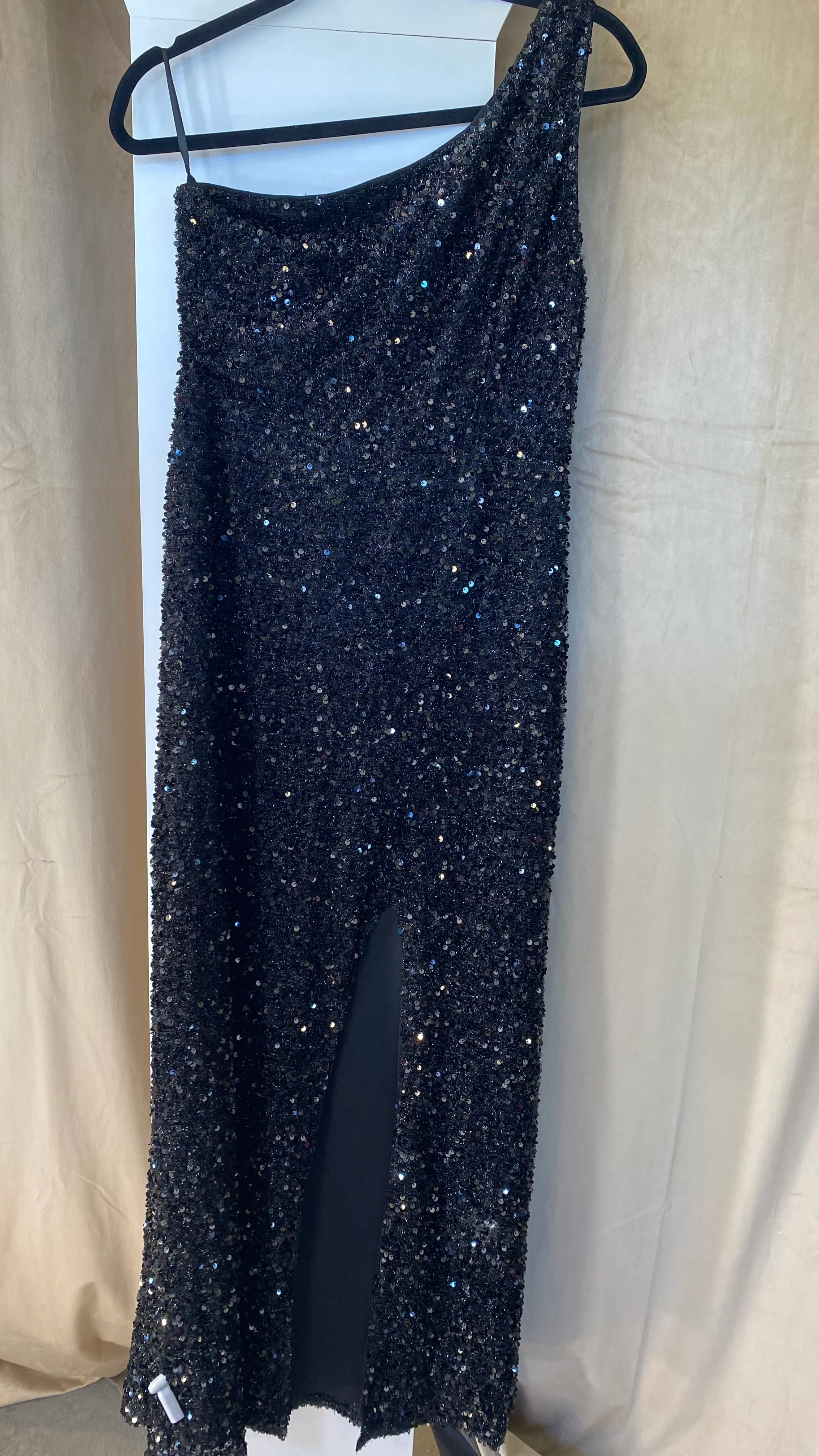 VESTIDO LARGO NEGRO FULL LENTEJUELAS TAJO UN HOMBRO