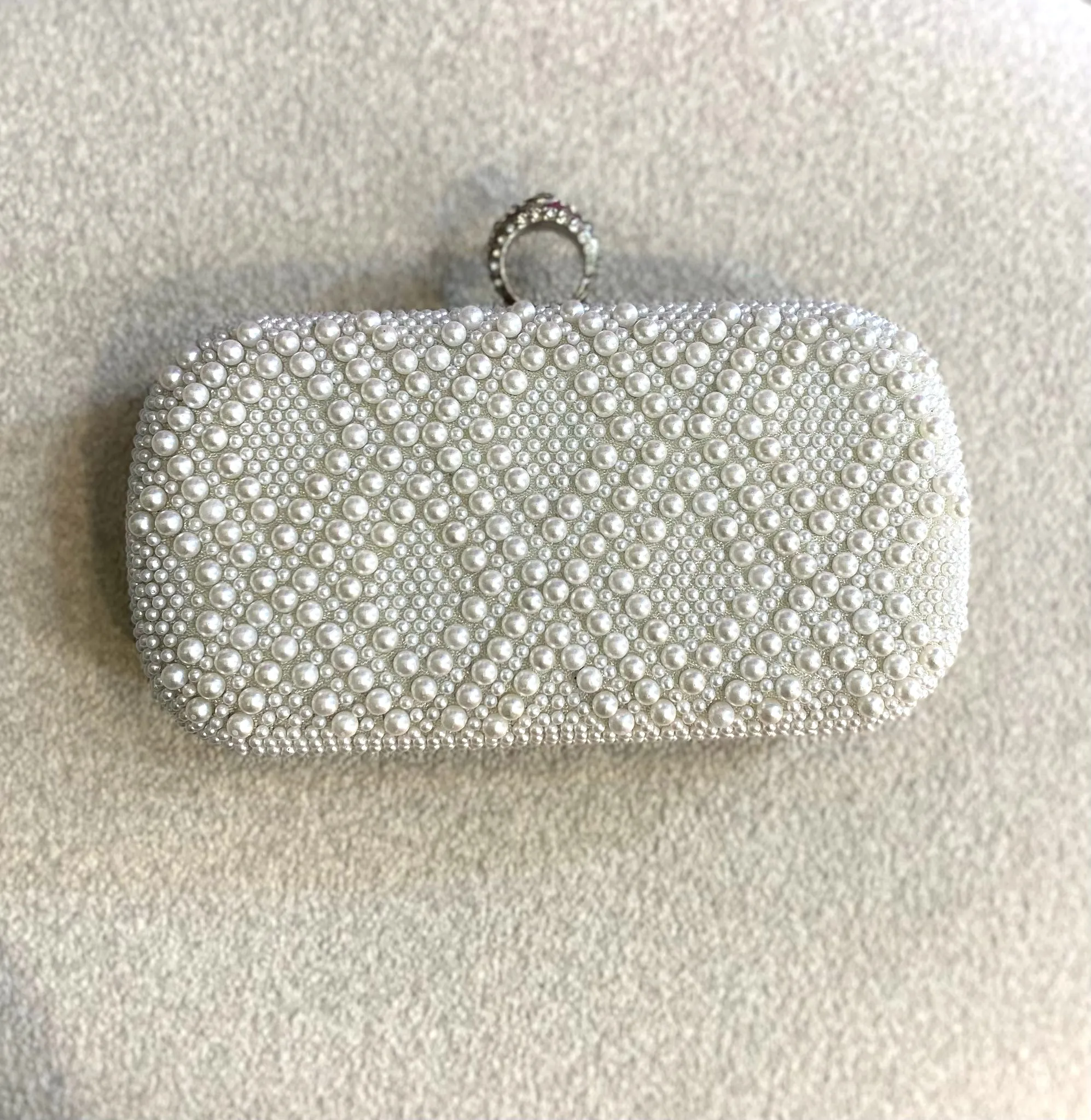 CLUTCH OVAL BLANCO PERLAS