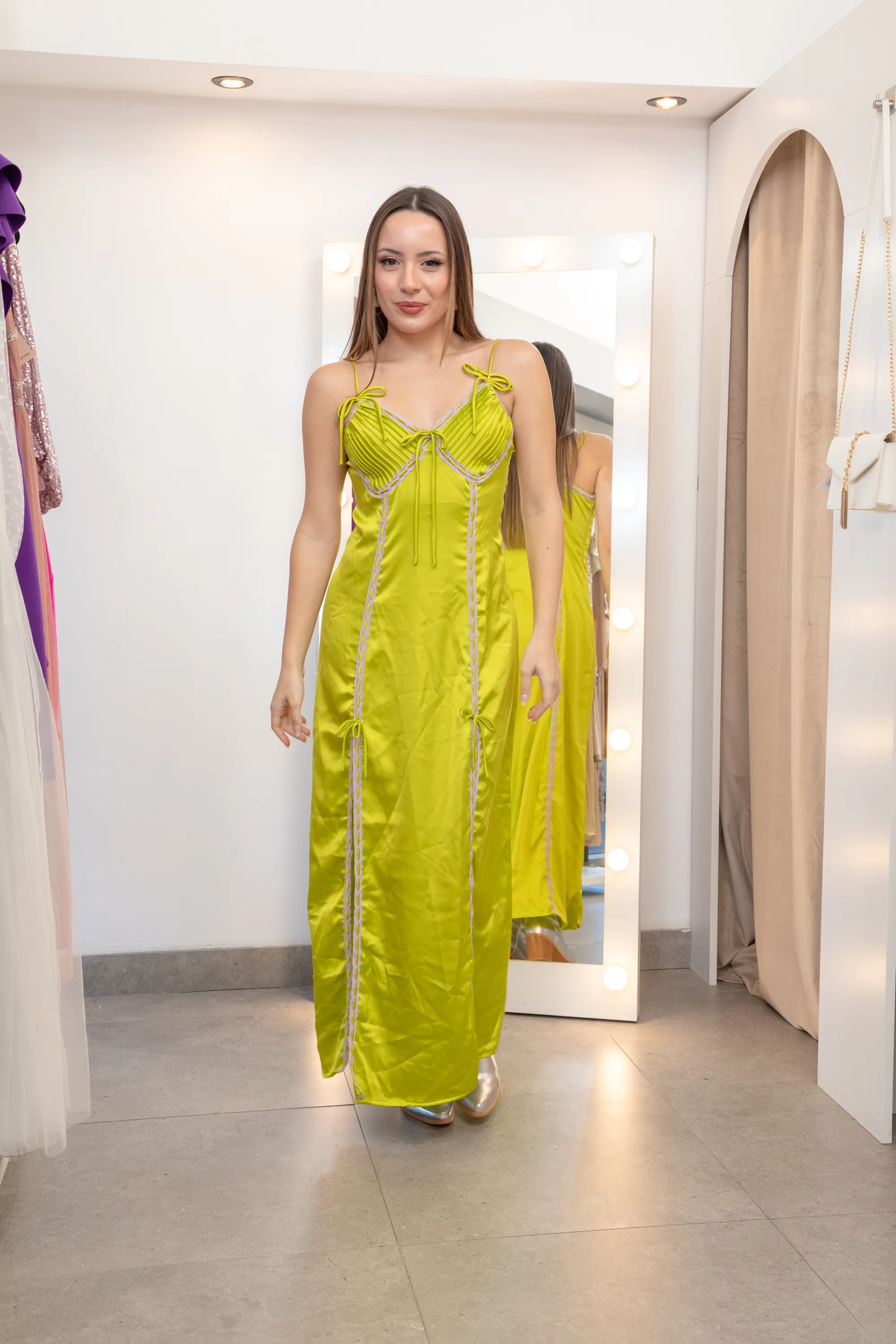 VESTIDO LARGO DE SATEN VERDE LIMA CON MOÑITAS