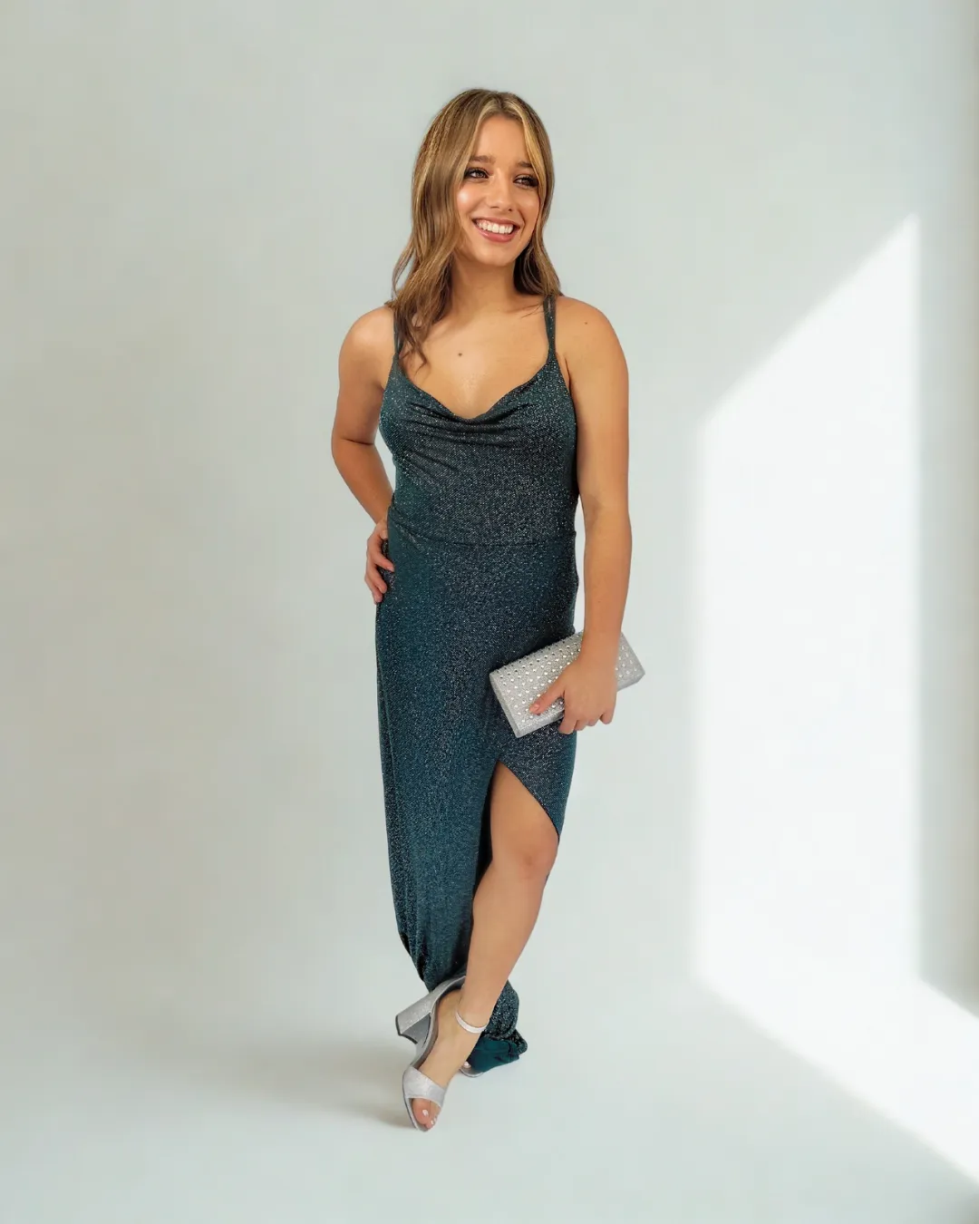 VESTIDO LARGO CON TAJO VERDE BRILLO TALLE S