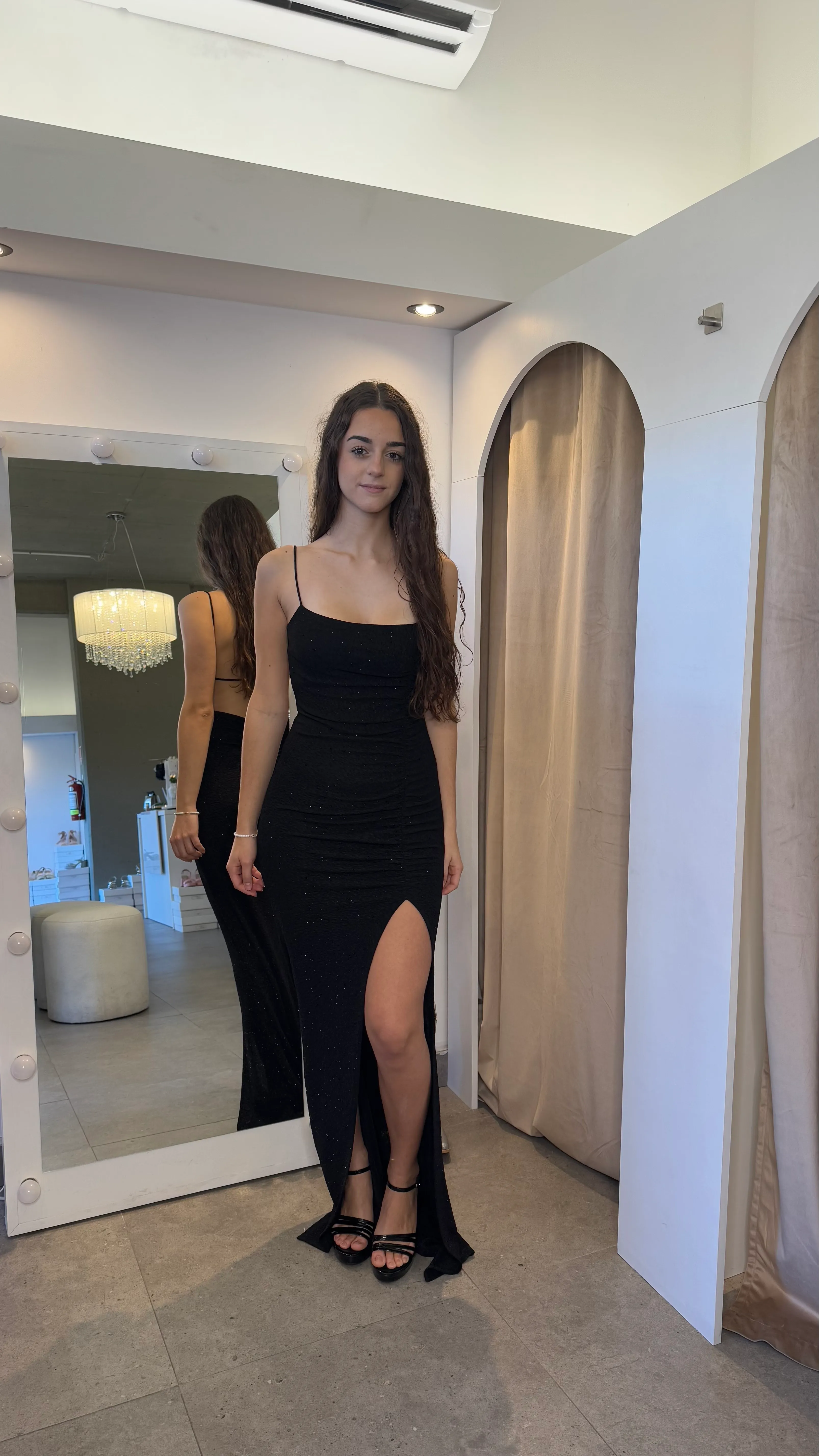 VESTIDO LARGO NEGRO CON TAJO Y ESPALDA DE TIRAS TALLE L