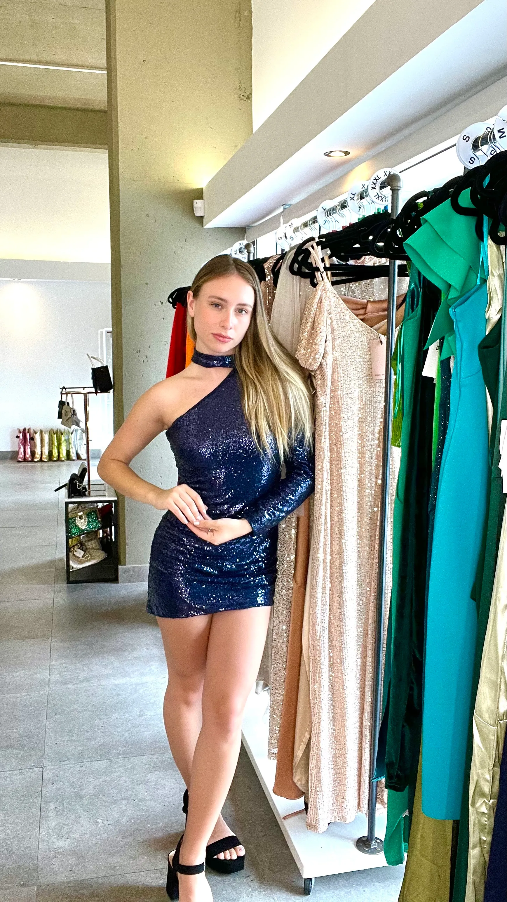 VESTIDO CORTO AZUL LENTEJUELAS UNA MANGA TALLE S