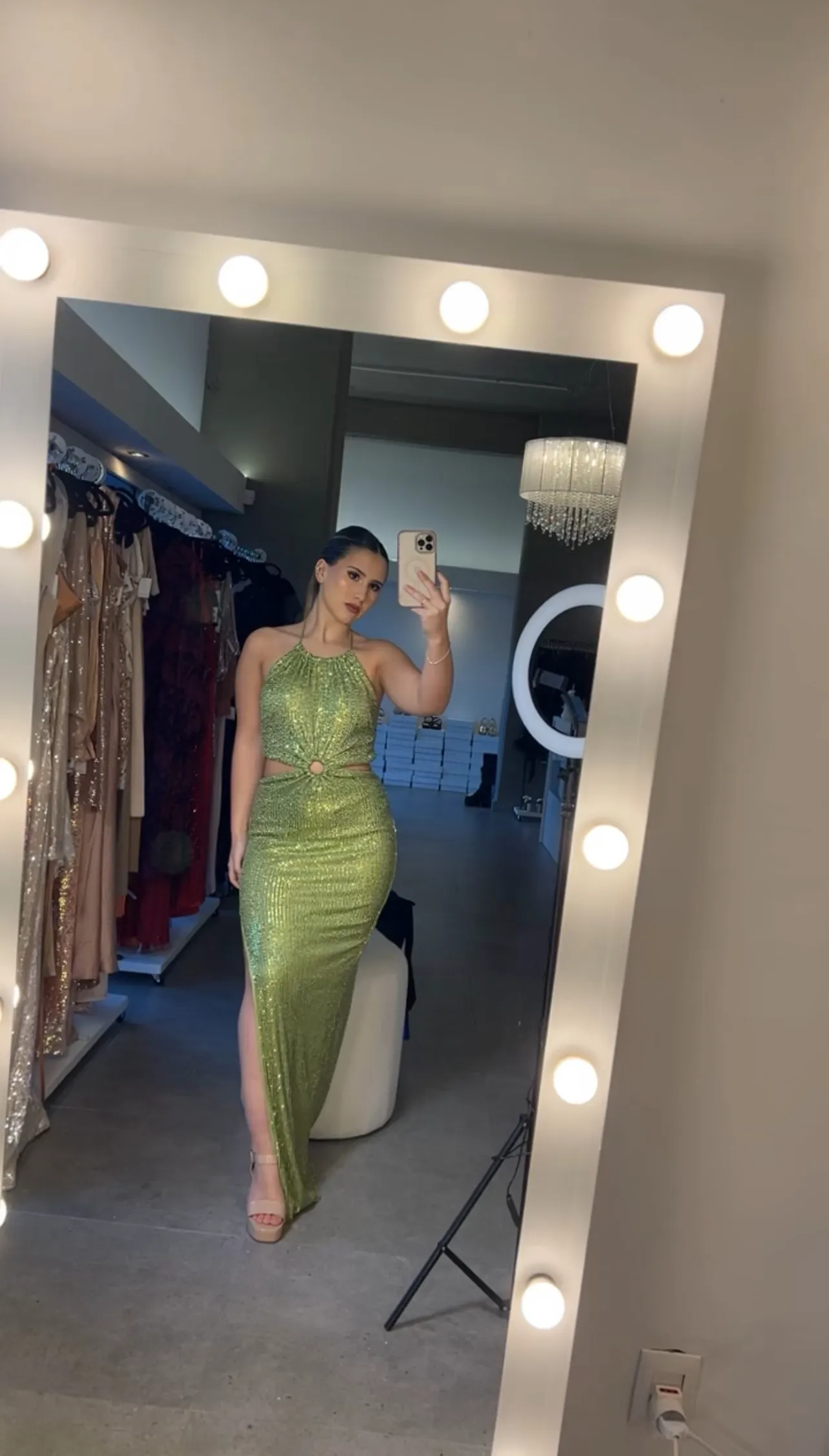 VESTIDO LARGO CON LENTEJUELAS Y ARO UNIENDO PARTE SUPERIOR E INFERIOR