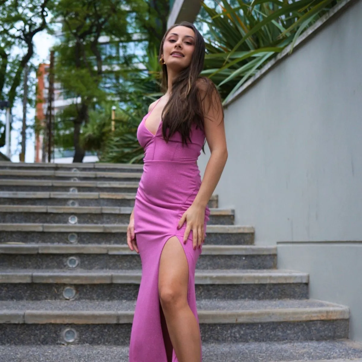 VESTIDO SIRENA GLITTER ESCOTE EN V ESPALDA LACE UP Y TAJO ALTO TALLE S