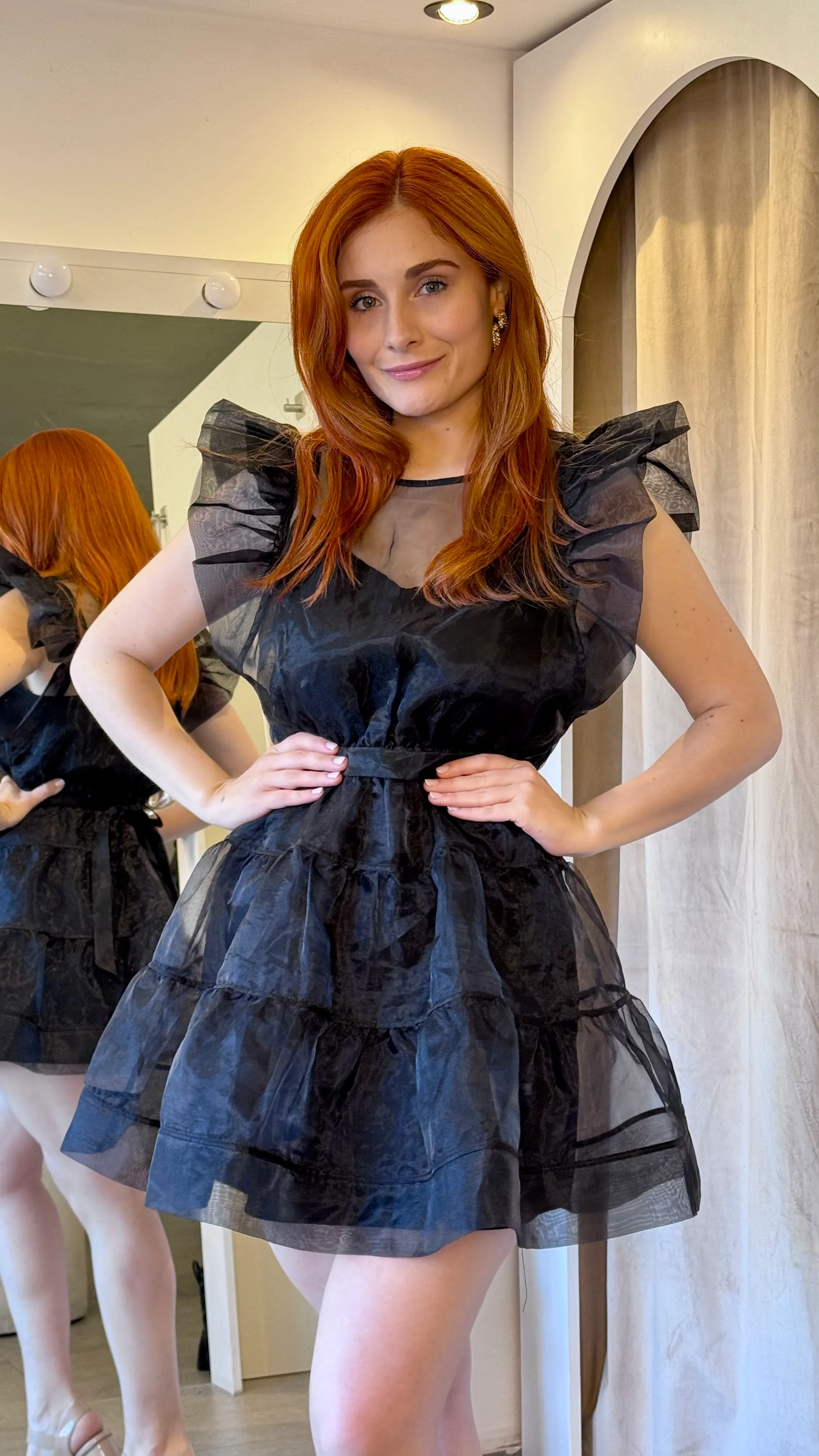 VESTIDO CORTO CON SOBREVESTIDO MANGAS VOLADO