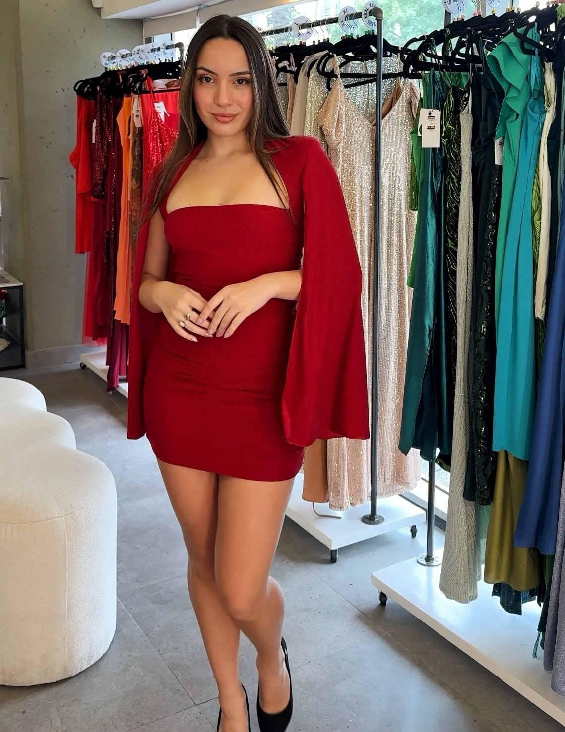 VESTIDO CORTO ROJO DE LUREX CON MANGAS TIPO CAPA TALLE M